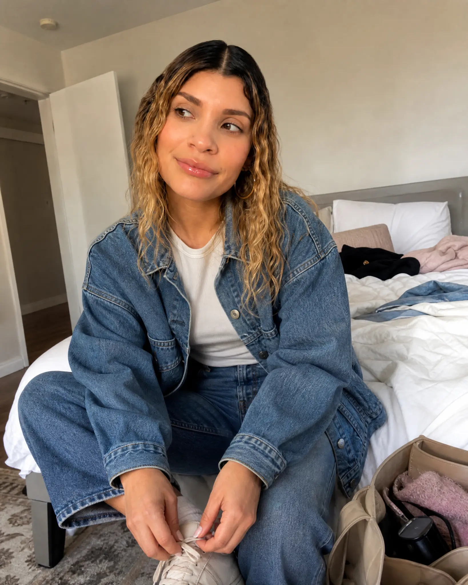Kimberly Ali sentada en casa