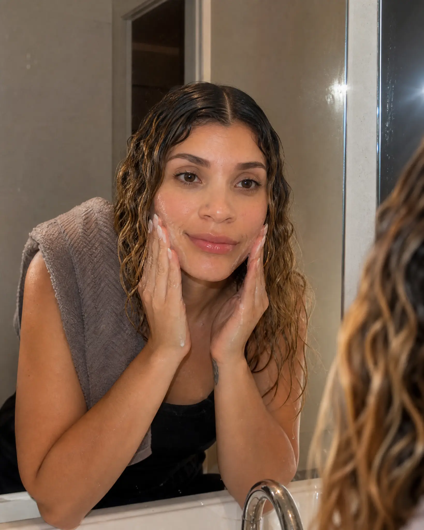 Kimberly Ali frente al espejo